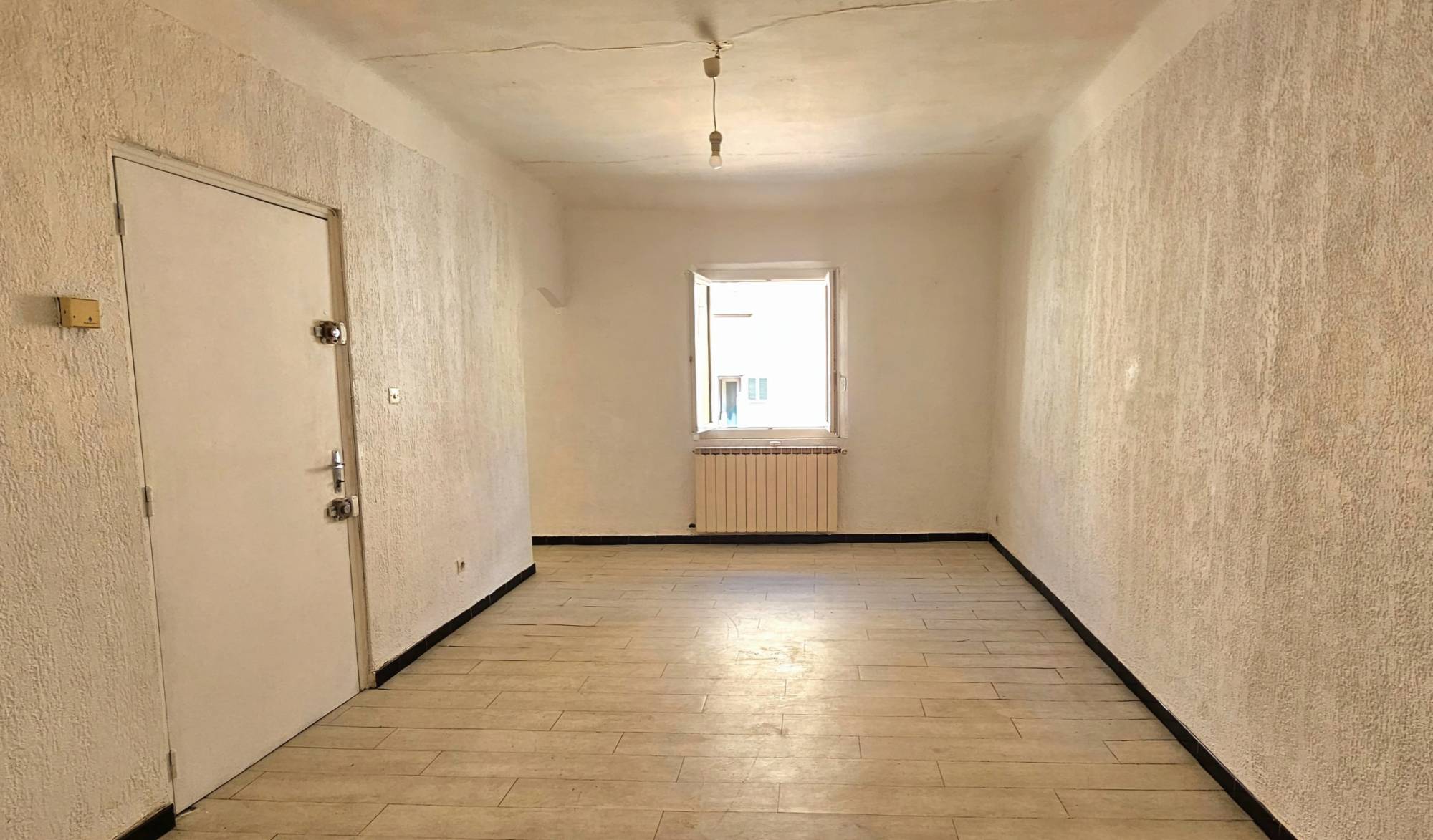 Appartement 2 pièces à vendre dans un immeuble de ville seynois d'avant-guerre
