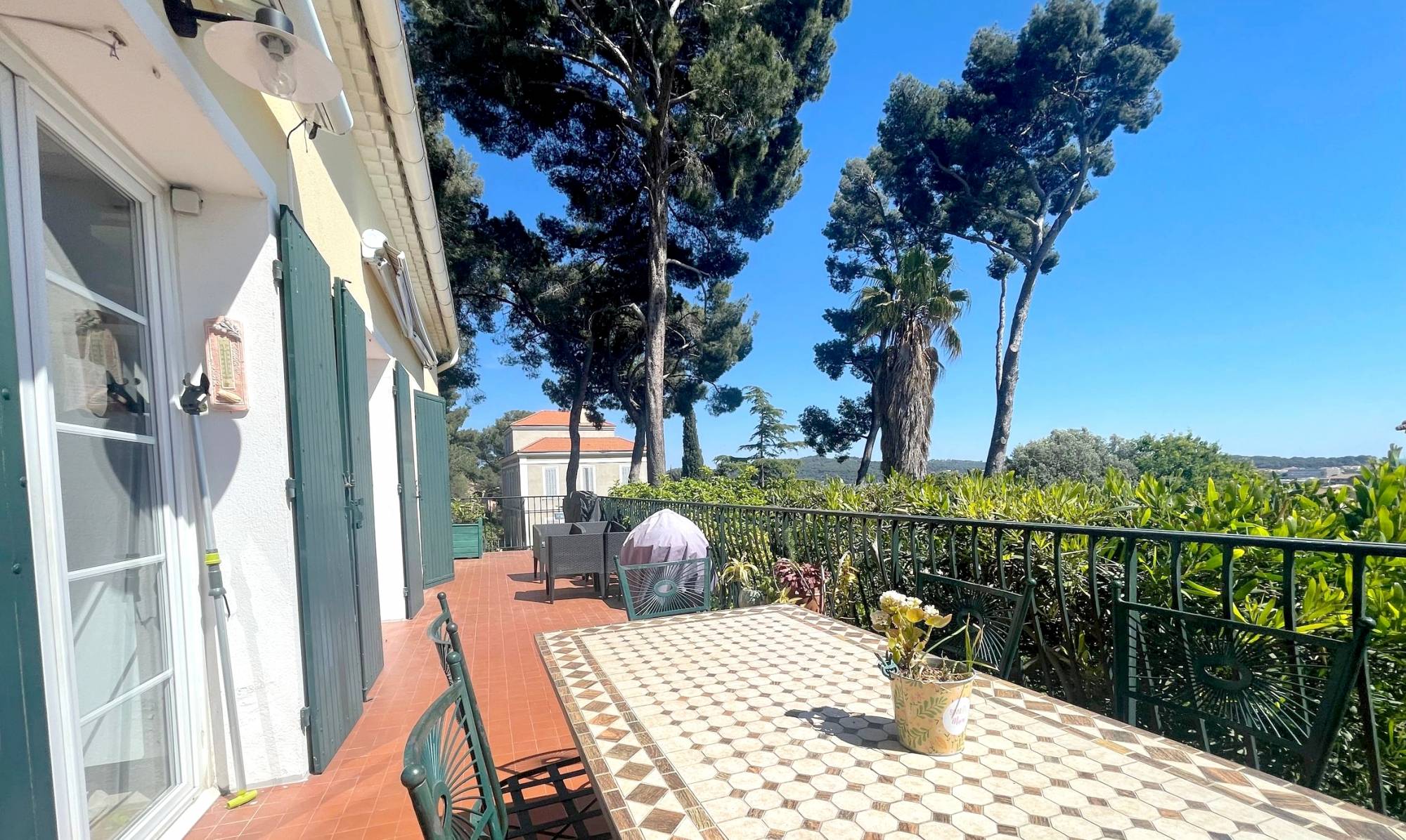Maison 8 pièces avec jardin à vendre à 20 minutes à pied de la plage des Sablettes