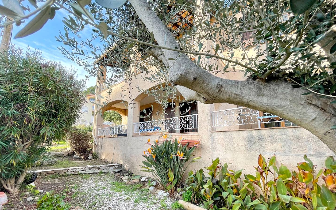 Bas de villa de quatre pièces à vendre sur le Port de Saint-Mandrrier