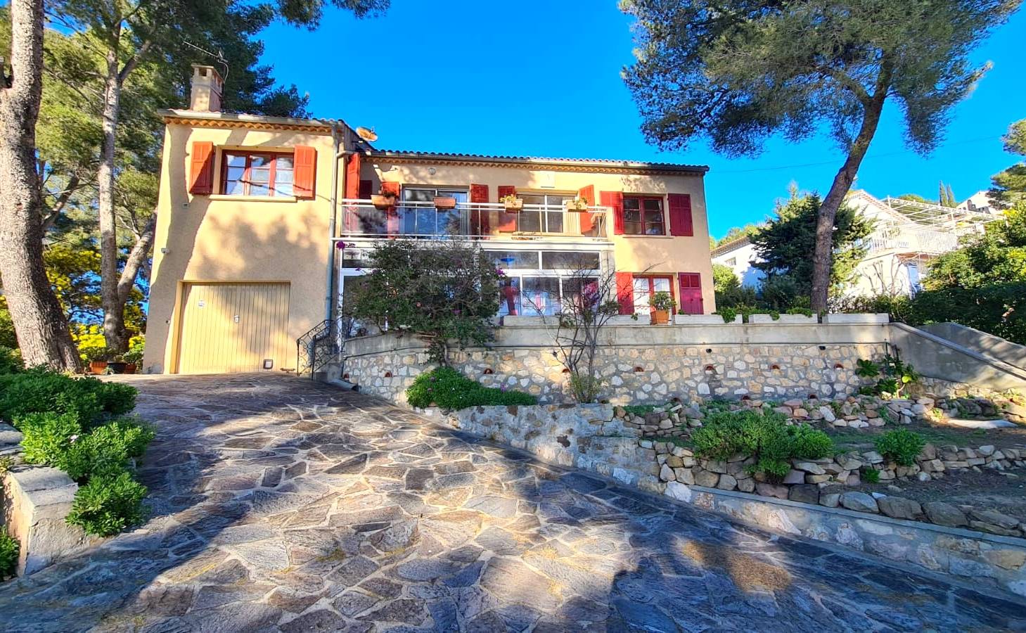 Villa pièces avec parcelle de terrain à vendre à Saint-Mandrier-sur-Mer