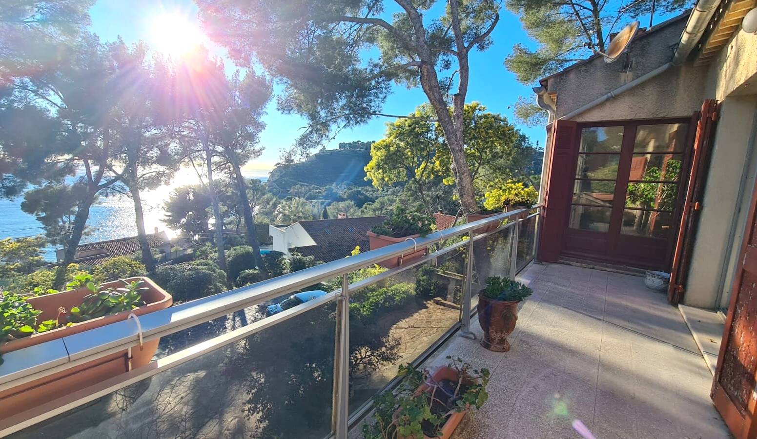 Demeure les pieds dans l'eau à vendre sur le littoral mandréen