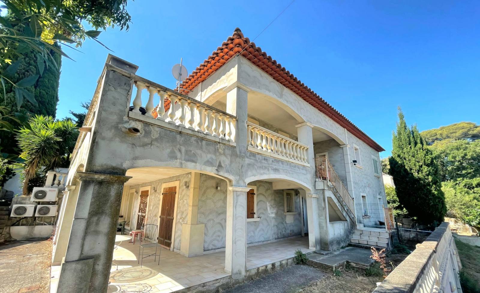 Propriété provençale divisée en deux logements indépendants à vendre à La Seyne-sur-Mer par agence immobilière