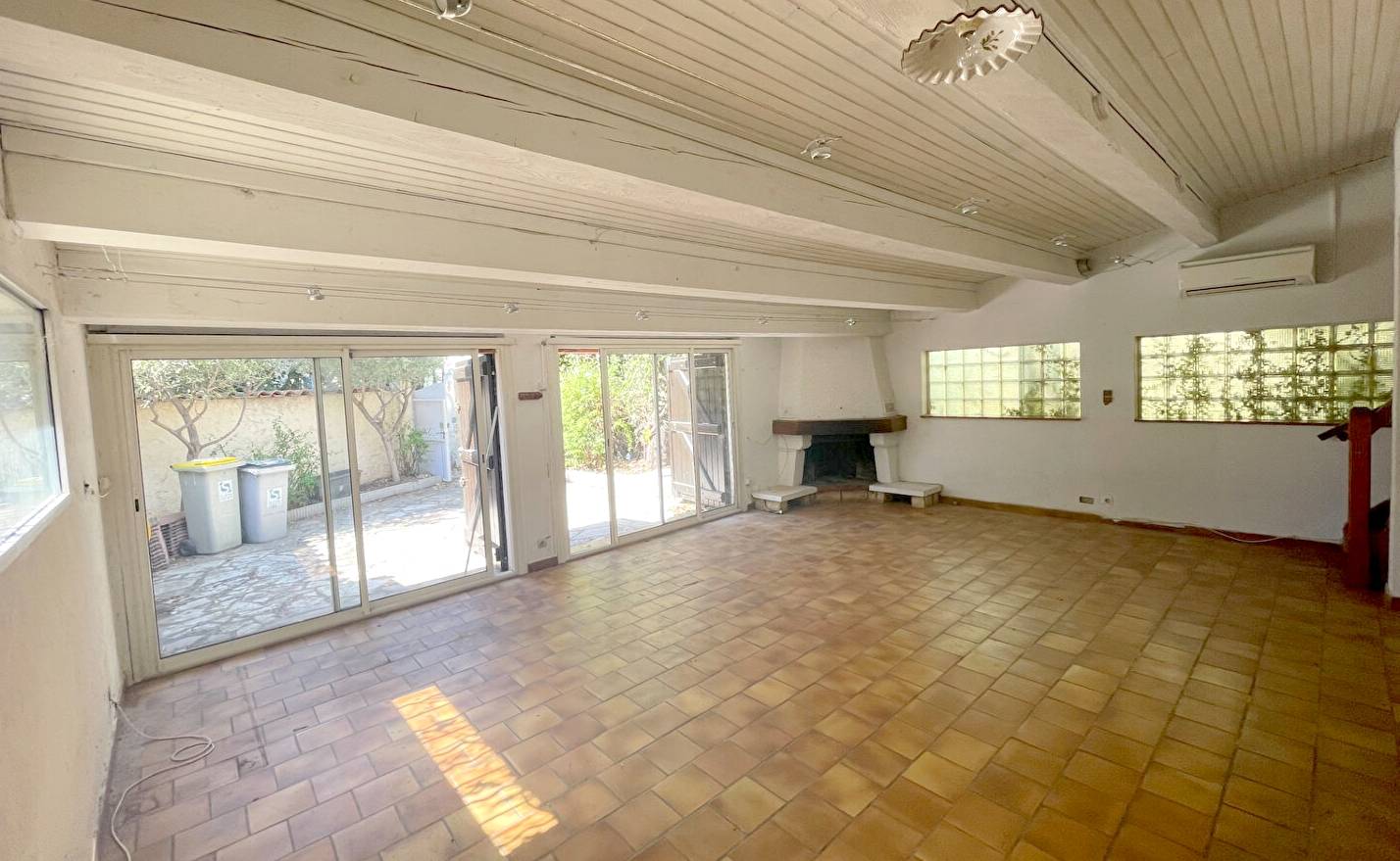 Cette maison avec terrasse à vendre à proximité de la plage de Mar Vivo