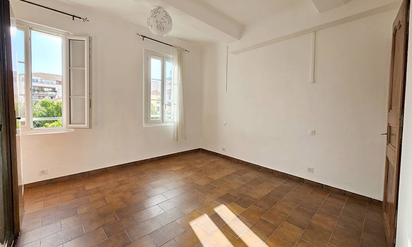 Appartement de deux chambres à vendre dans un immeuble de ville du centre de La Seyne