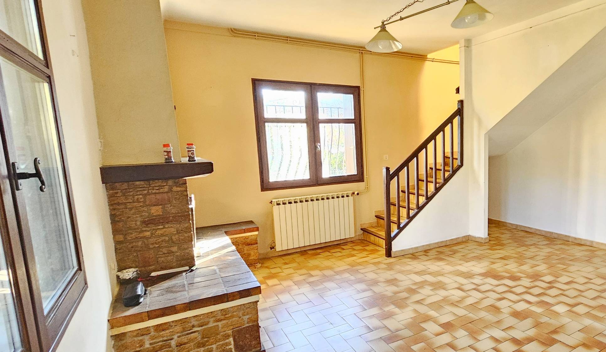 Maison des années 70 localisée à 20 minutes à pied des plages des Sablettes et de Mar Vivo