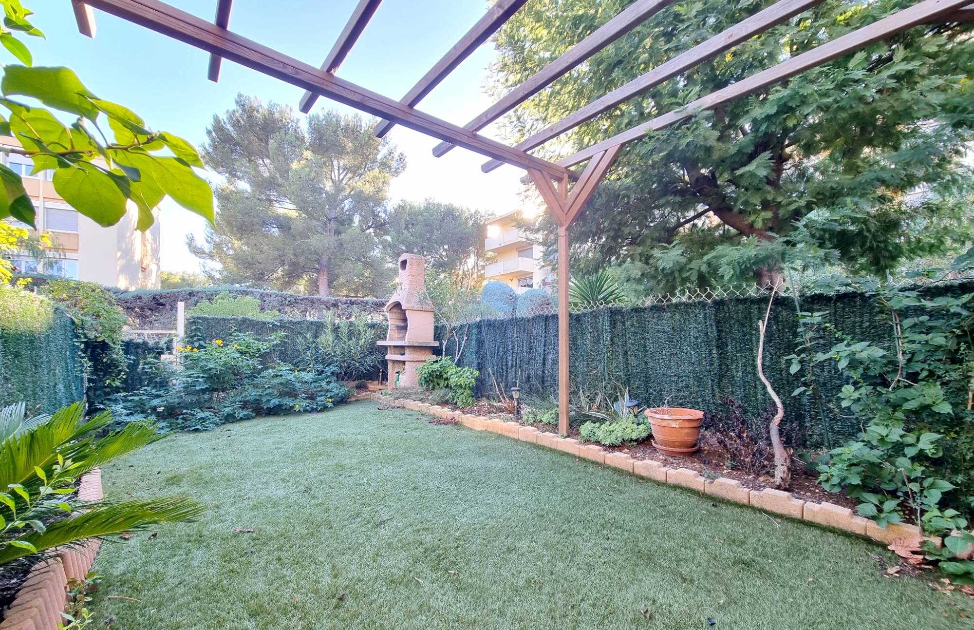 Petit maison avec jardin à vendre au grand calme