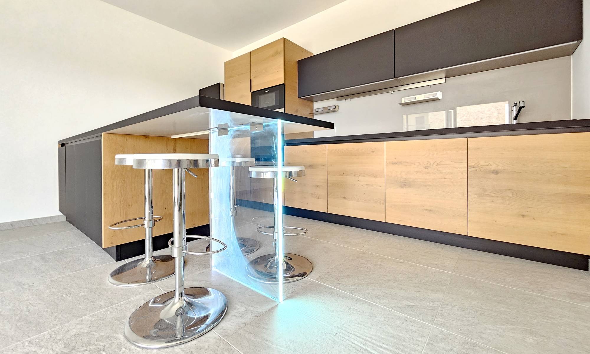 Appartement équipé d'une cuisine haut de gamme avec des équipements dernier cri