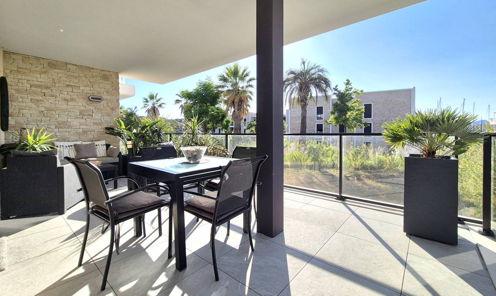 Appartement en rez-de-chaussée surélevé à vendre à l'entrée de la presqu'île mandréenne