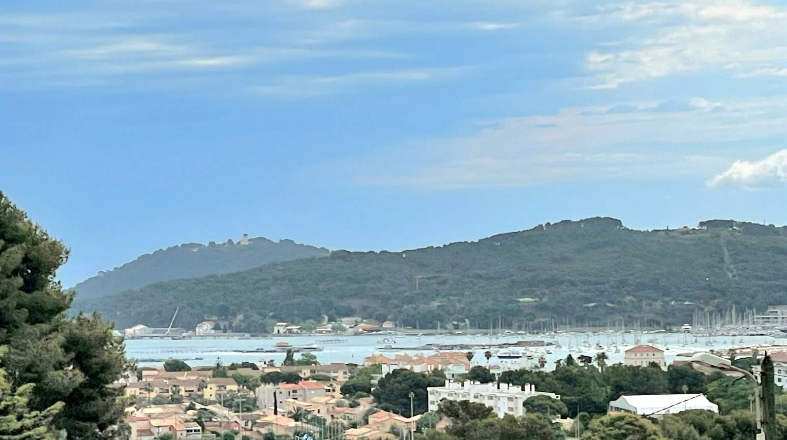 Appartement avec vue sur la Baie de Tamaris à vendre par notre agence immobilière Papazian-Chovelon