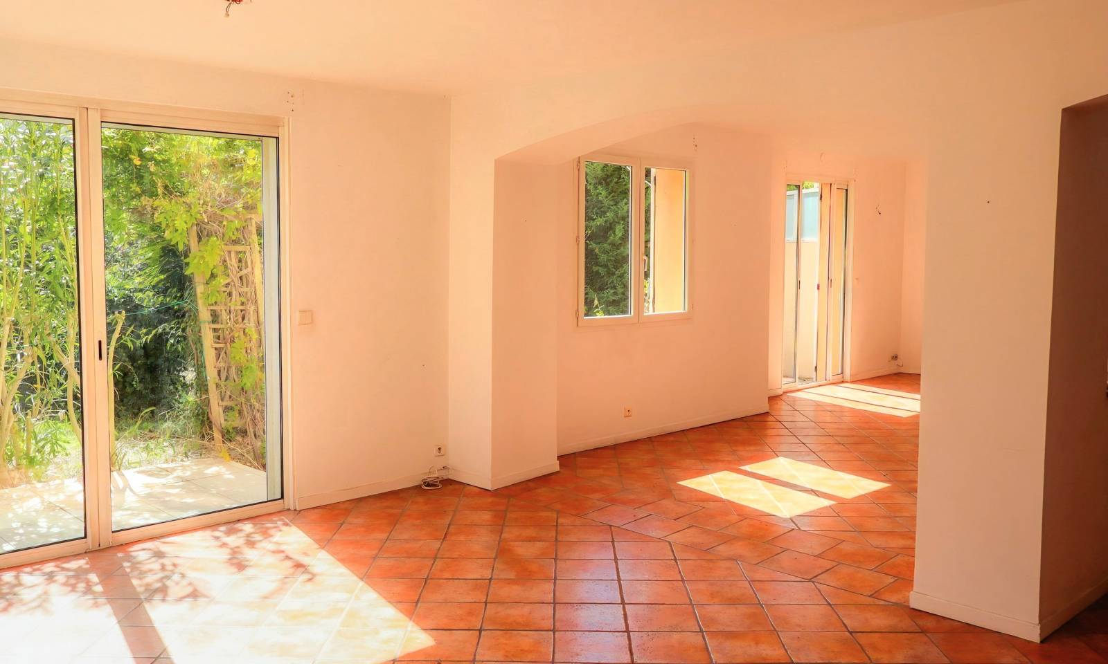 Maison avec garage et jardin à vendre par agence immobilière Avenue Floréal