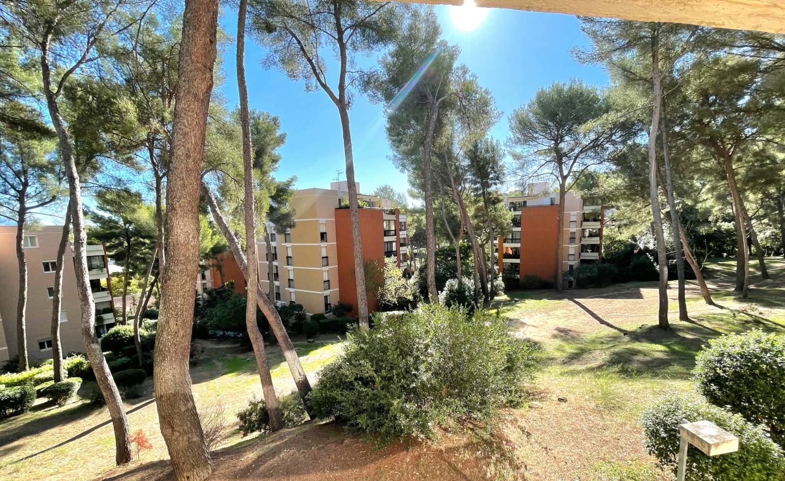 Résidence située sur le versant Nord de la Colline de Tamaris, Montée Jean Giono