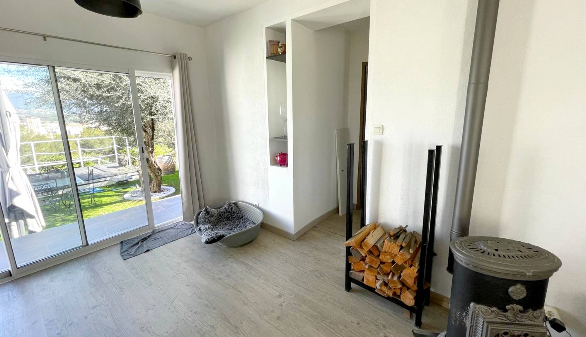 Cette maison vous a été présentée par l'agence immobilière Papazian