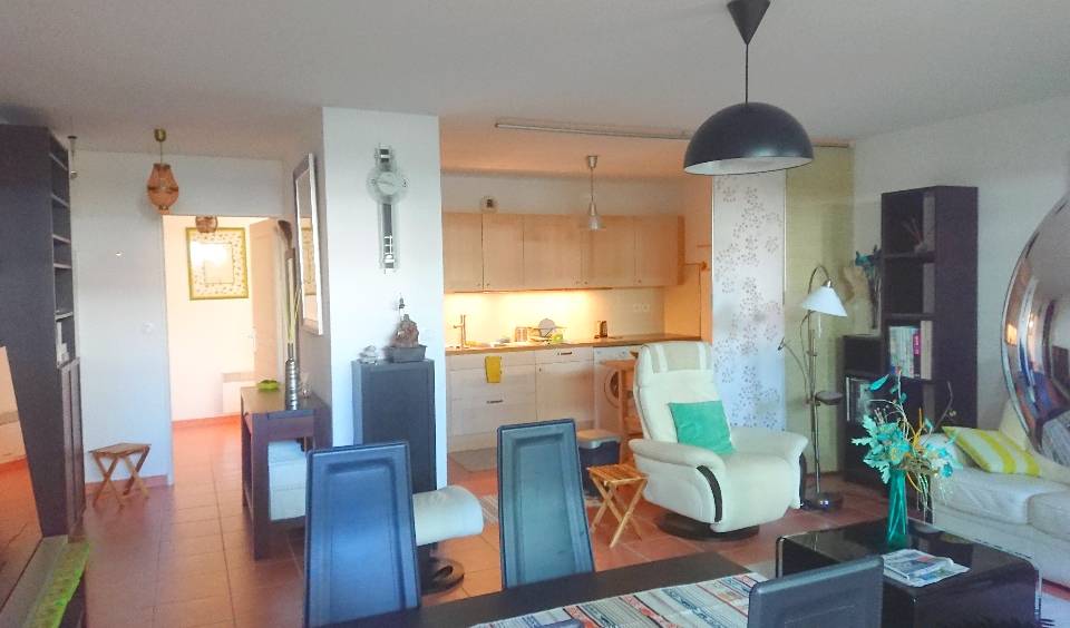 La cuisine ouverte sur le séjour