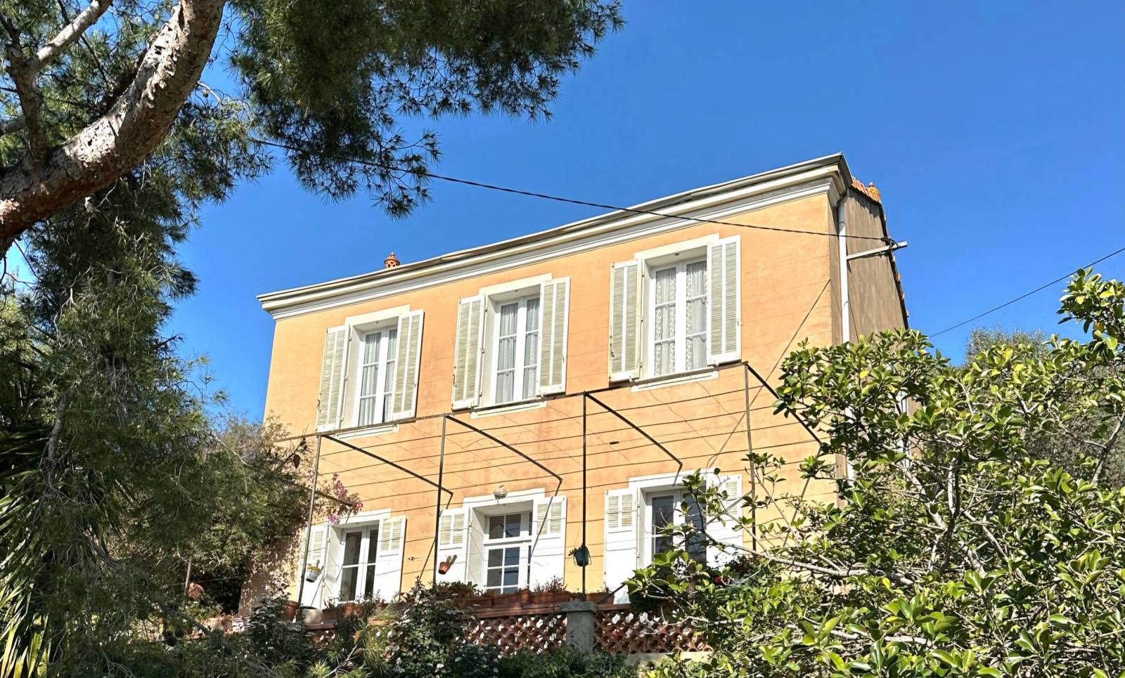 Bastide provençale avec garage et logement indépendant à vendre Route des Gendarmes d'Ouvéa à La Seyne-sur-Mer