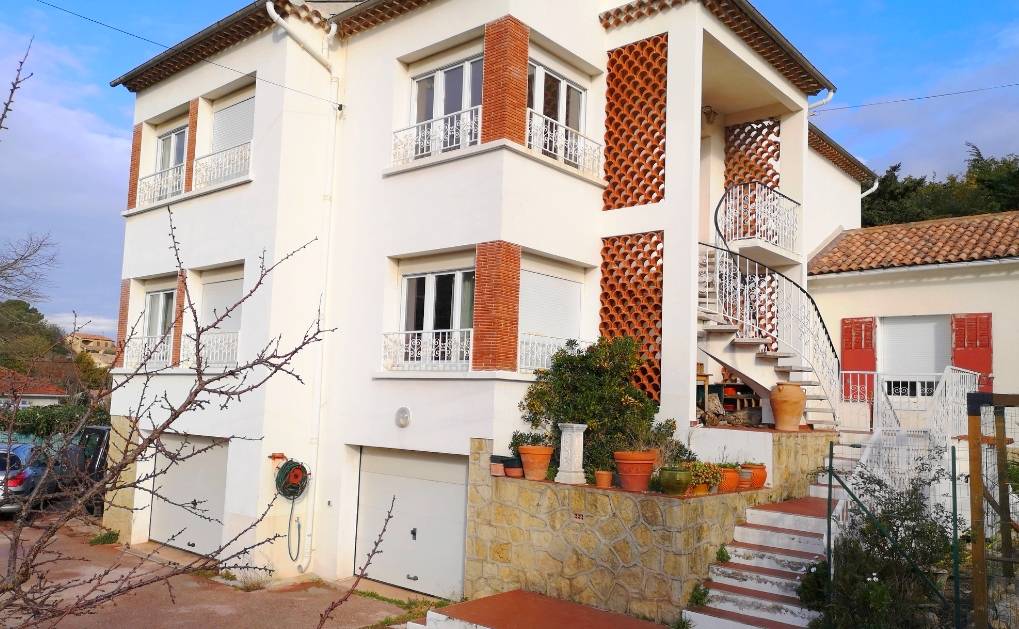 A VENDRE UNE VILLA T8 AVEC TERRAIN ET GARAGE DANS LE QUARTIER DONICARDE A LA SEYNE-SUR-MER 83500