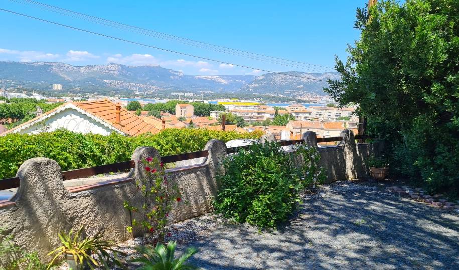 Vue sur les collines de Toulon et vue de la rade