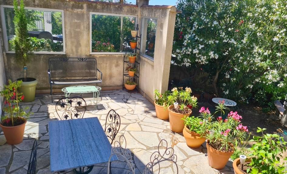 Extérieur comprenant jardin arboré et terrasses