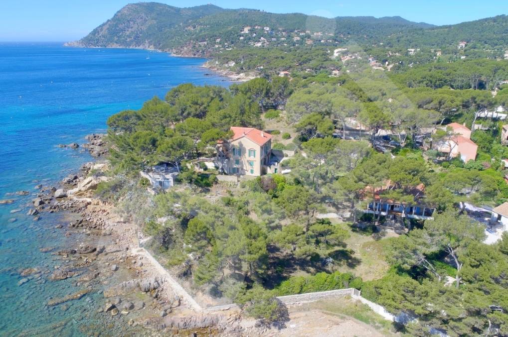 Villa avec parcelle jouissant d'un accès direct et privatif à la plage