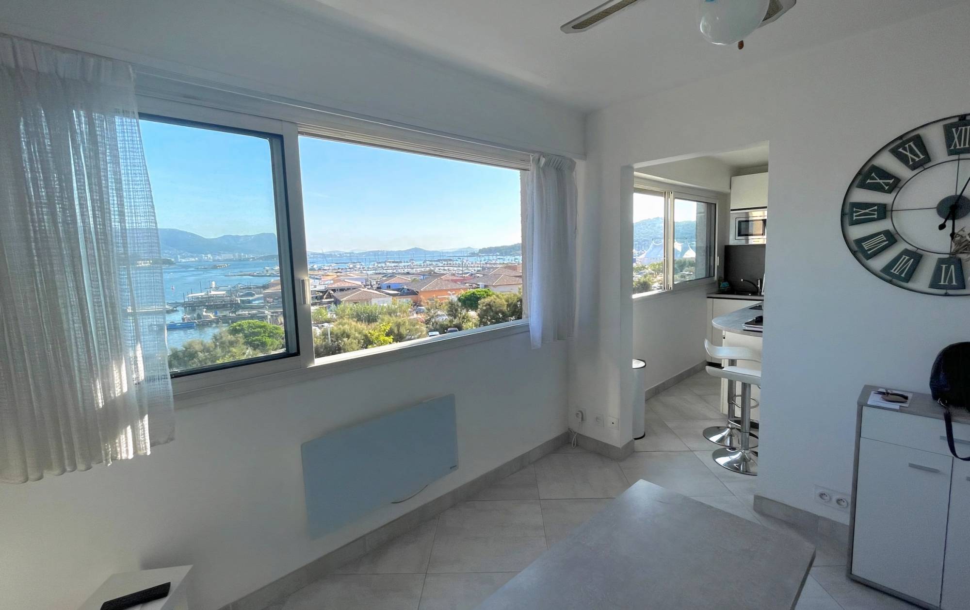 Studio rénové et fonctionnel à vendre face à la Baie du Lazaret