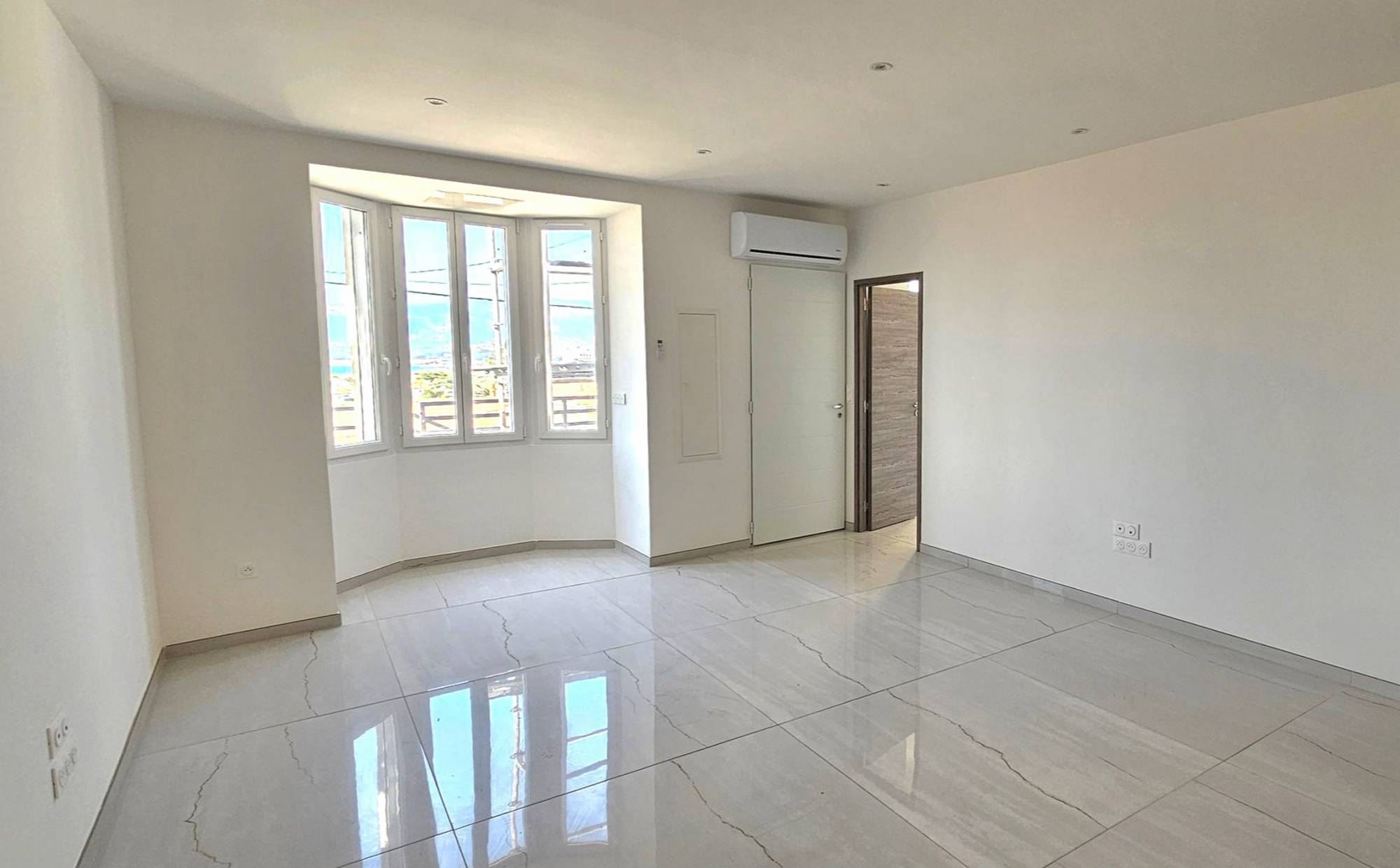 Maison réhabilitée à vendre à proximité du Chemin de l'Evescat à La Seyne