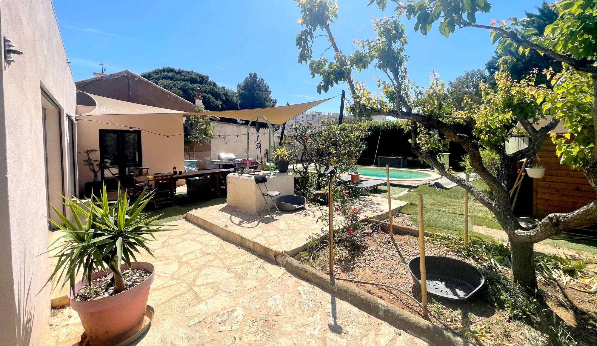 Maison rénovée de plain-pied avec piscine à vendre à proximité du bureau de poste de La Seyne