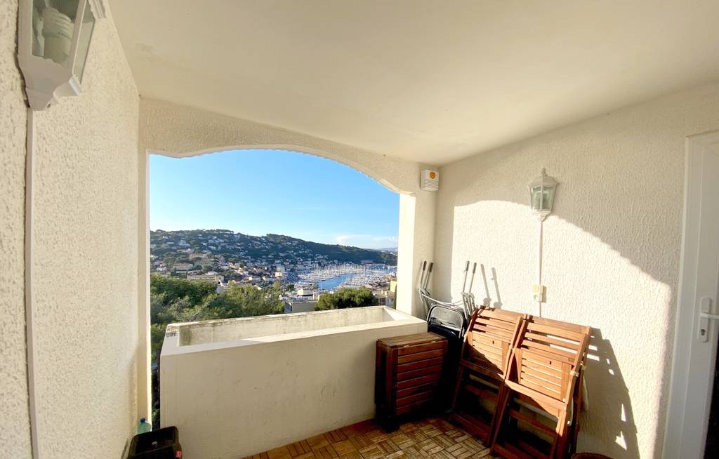 Terrasse avec jardinière offrant une vue mer