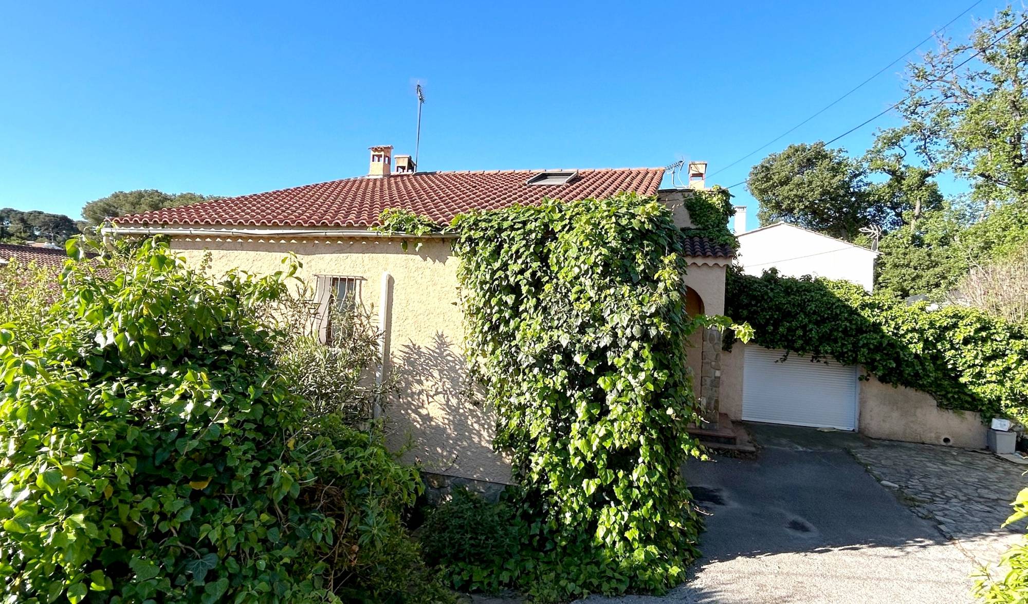 Villa avec deux garages et un jardin à vendre quartier Quatre Moulins à La Seyne-sur-Mer