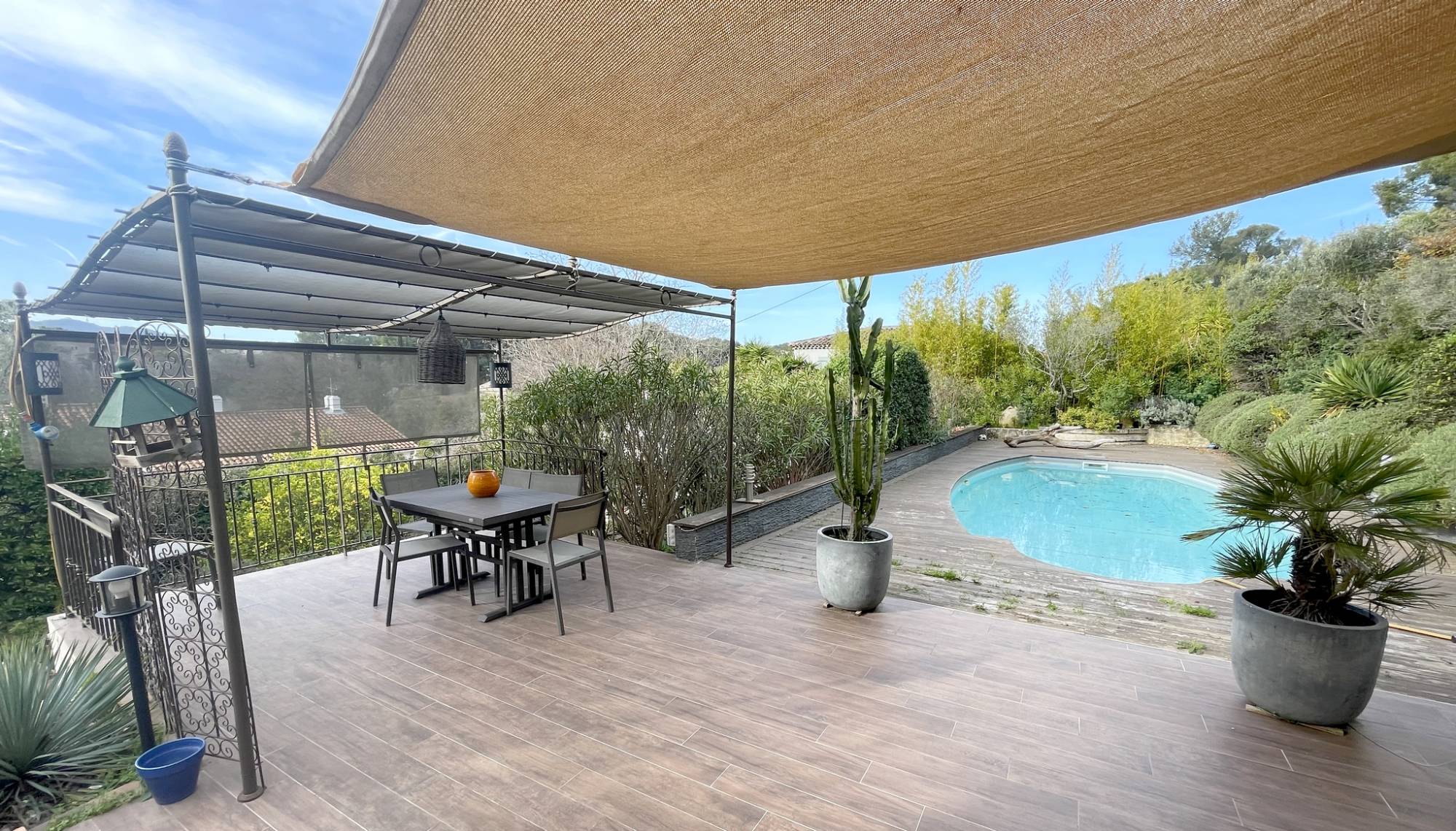 Pavillon de charme avec piscine à vendre dans un cadre de campagne, à trois minutes en voiture de la plage des Sablettes