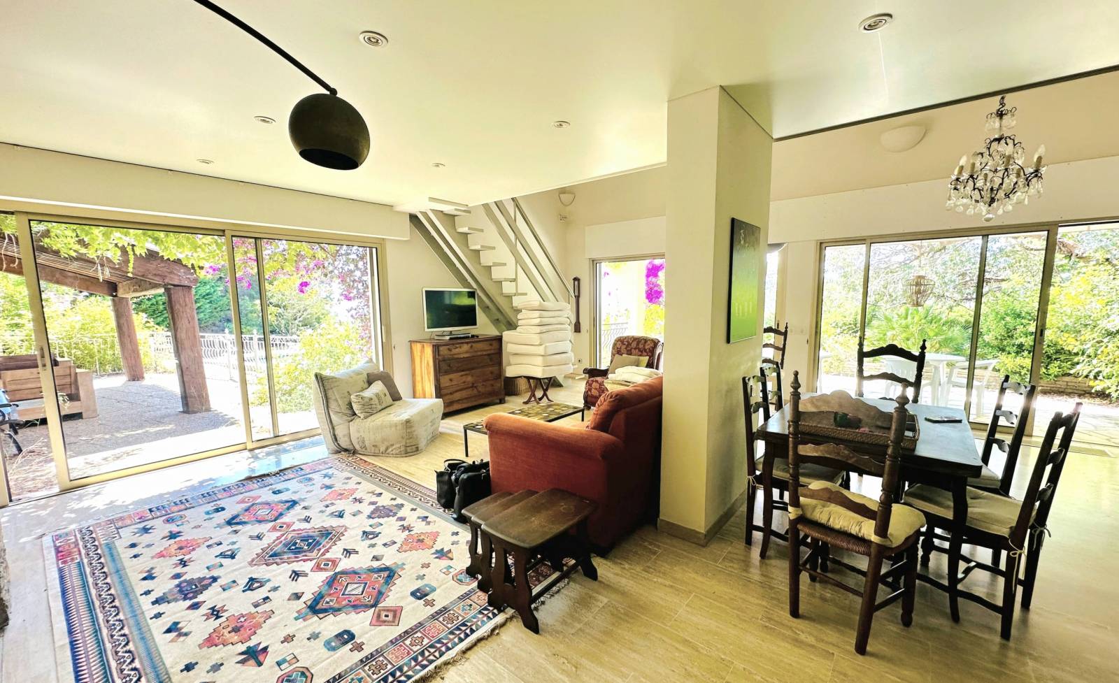 Cette villa vous a été proposée par l'agence immobilière Papazian