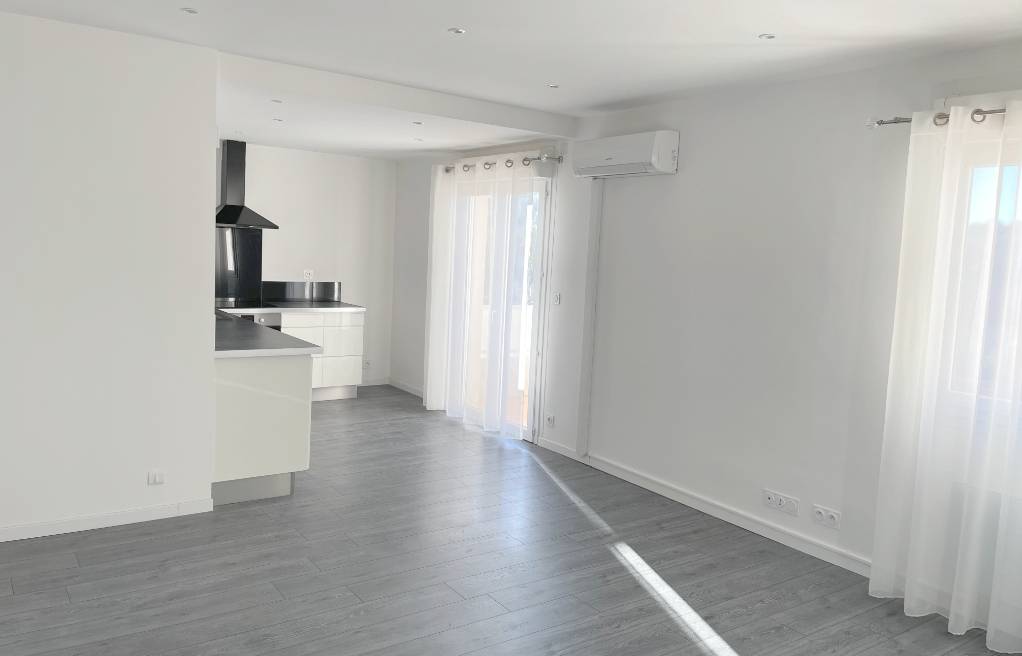 Appartement fraîchement rénové de trois chambres à vendre sur les hauteurs du centre-ville de La Seyne