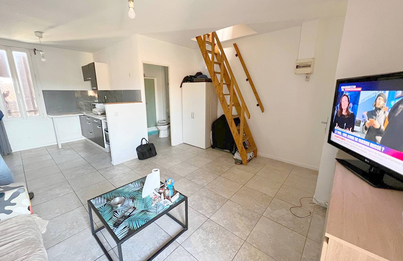 Appartement d'une chambre à vendre en dernier étage d'un immeuble de ville de 3 lots d'habitation