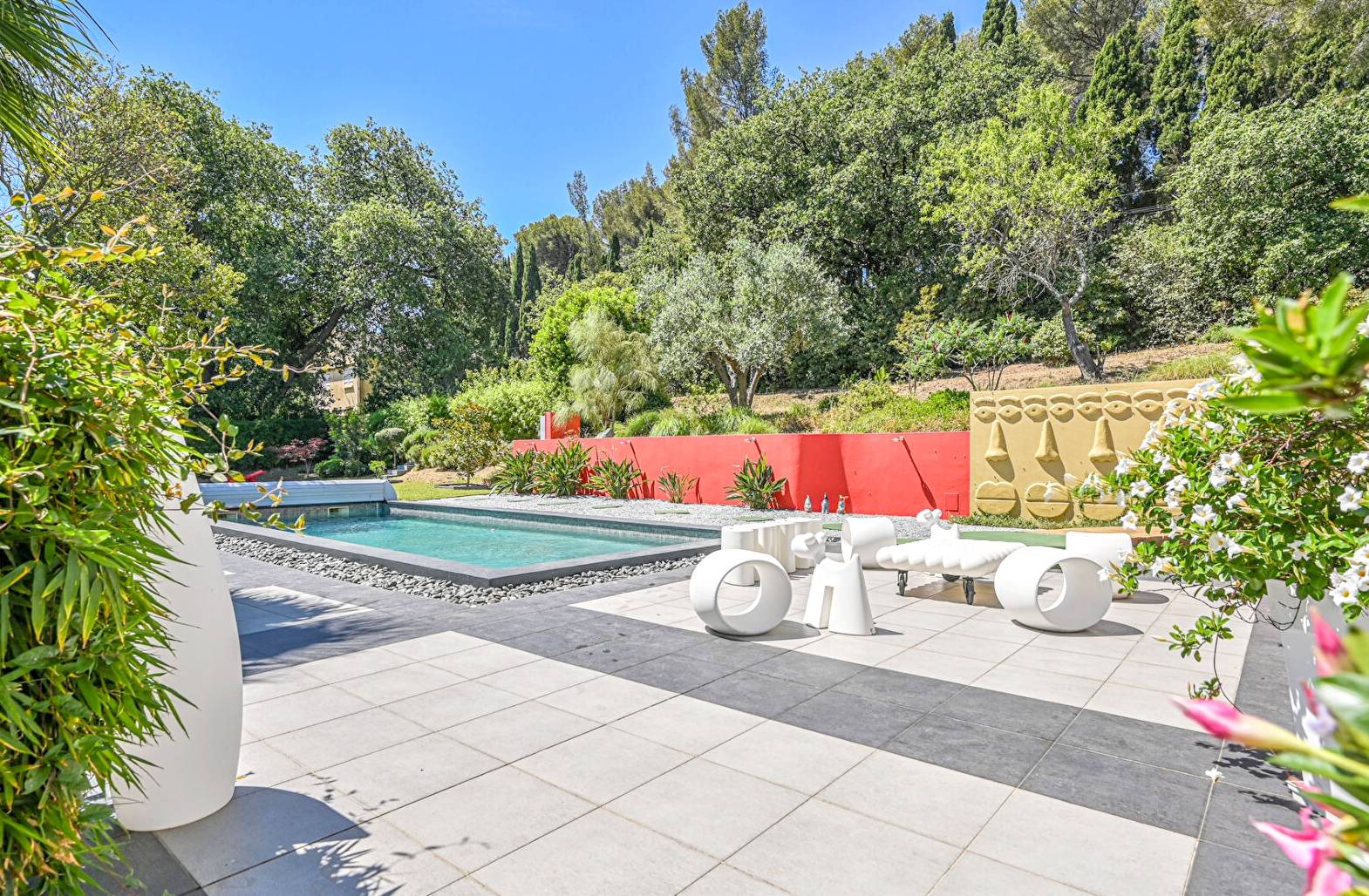 Mas en pierre avec piscine à vendre dans la pointe Sud-Est de la France