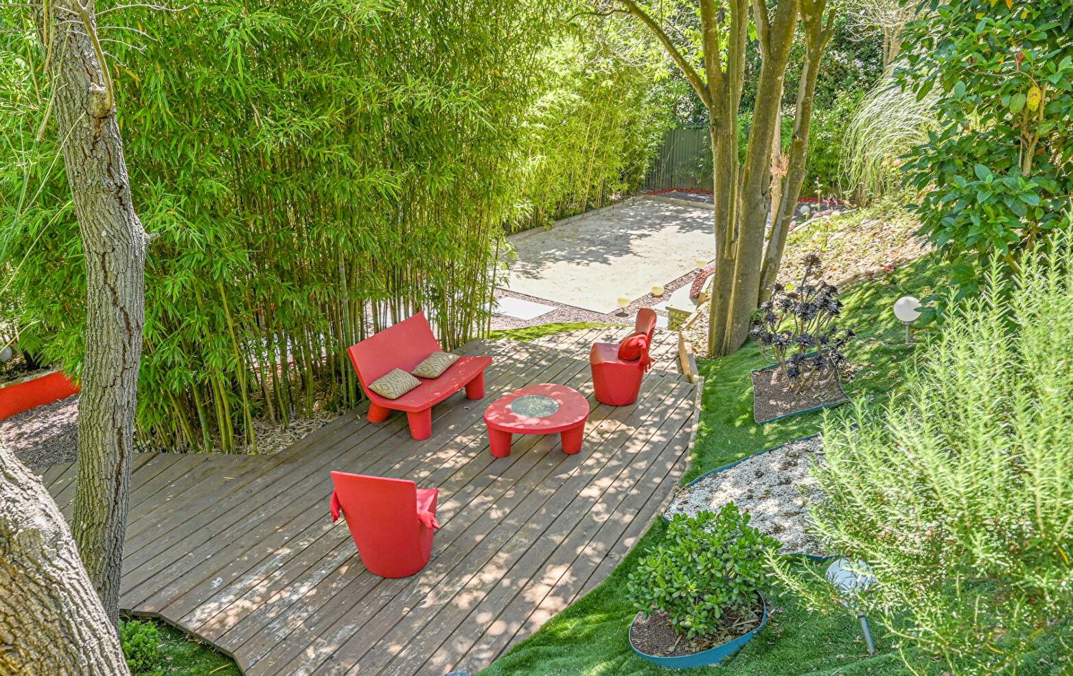 Grande parcelle avec terrain de pétanque