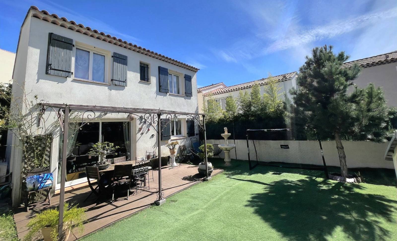 Maison 5 pièces de quatre chambres avec le jardin et le garage, à vendre sur la commune de La Seyne-sur-Mer