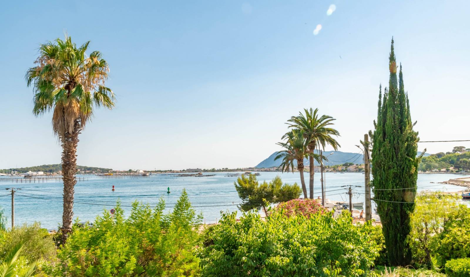 Plongez dans l'âme authentique de cette demeure historique à La Seyne-sur-Mer proposant une vue mer panoramique sur la rade