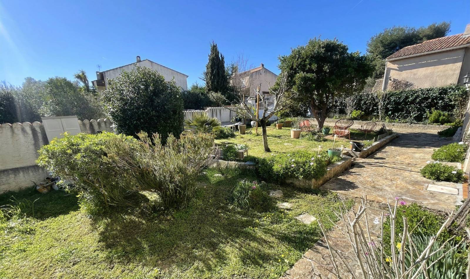 Propriété divisée en 2 appartements, dont un actuellement loué, est à vendre par notre agence immobilière La Seyne