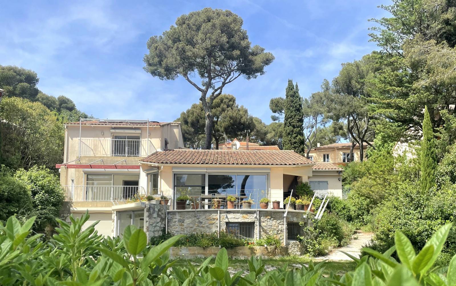 Propriété de caractère pieds dans l'eau à vendre par notre agence immobilière sur le littoral du Var à La Seyne-sur-Mer