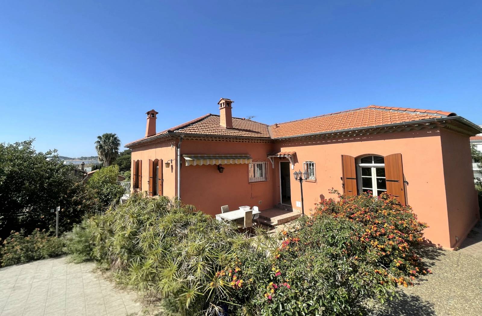 Villa de plain-pied des années 50 modernisée en 2025 à vendre par notre agence immobilière à La Seyne-sur-Mer