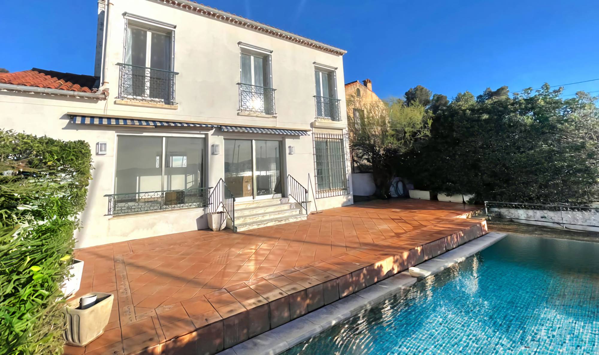 Villa avec piscine à vendre au-dessus de la plage de Saint-Elme