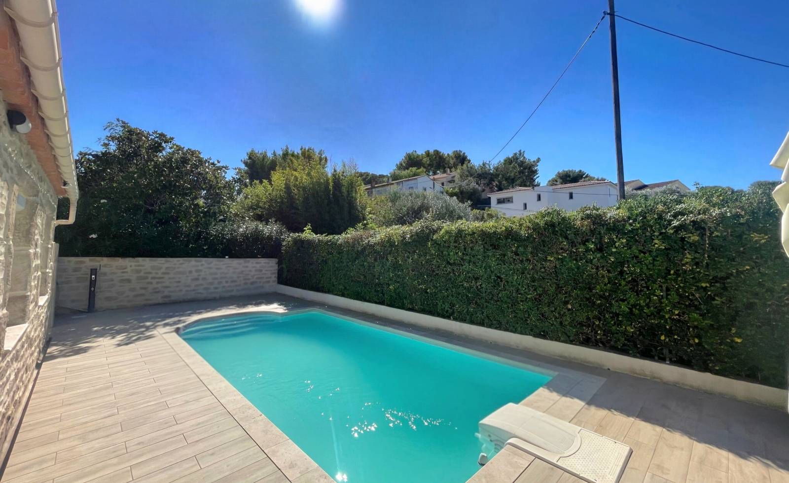 Maison avec façades en pierres et panneaux solaires à vendre dans le quartier seynois de Chateaubanne