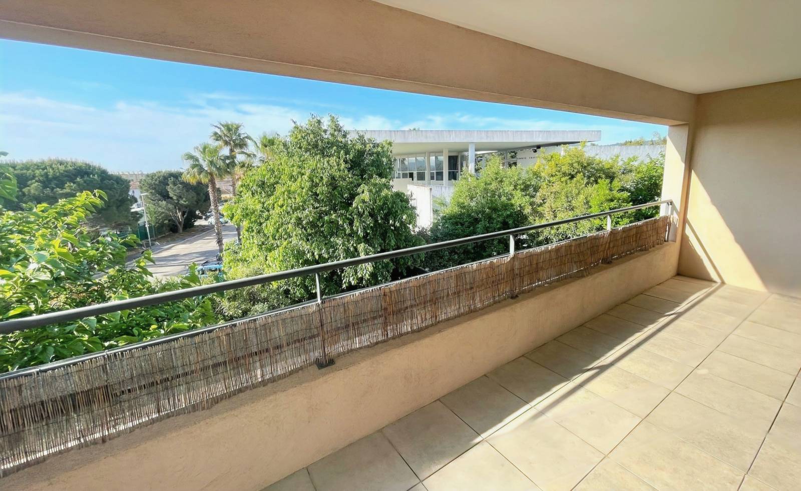 Appartement 2 pièces avec grande terrasse à vendre dans la résidence 