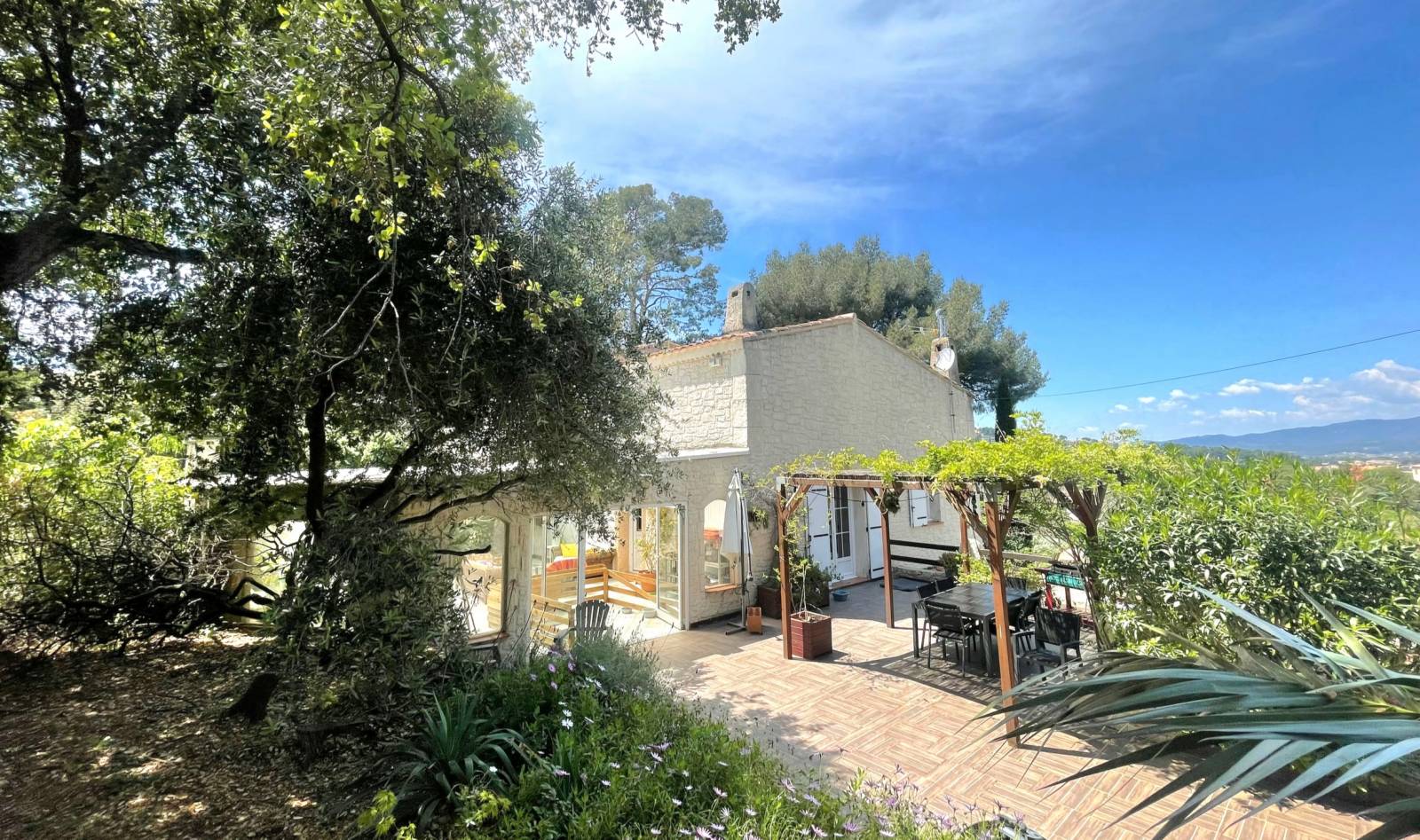 Maison 6 pièces avec jardin arboré et piscine couverte à vendre dans le quartier Barban à La Seyne-sur-Mer
