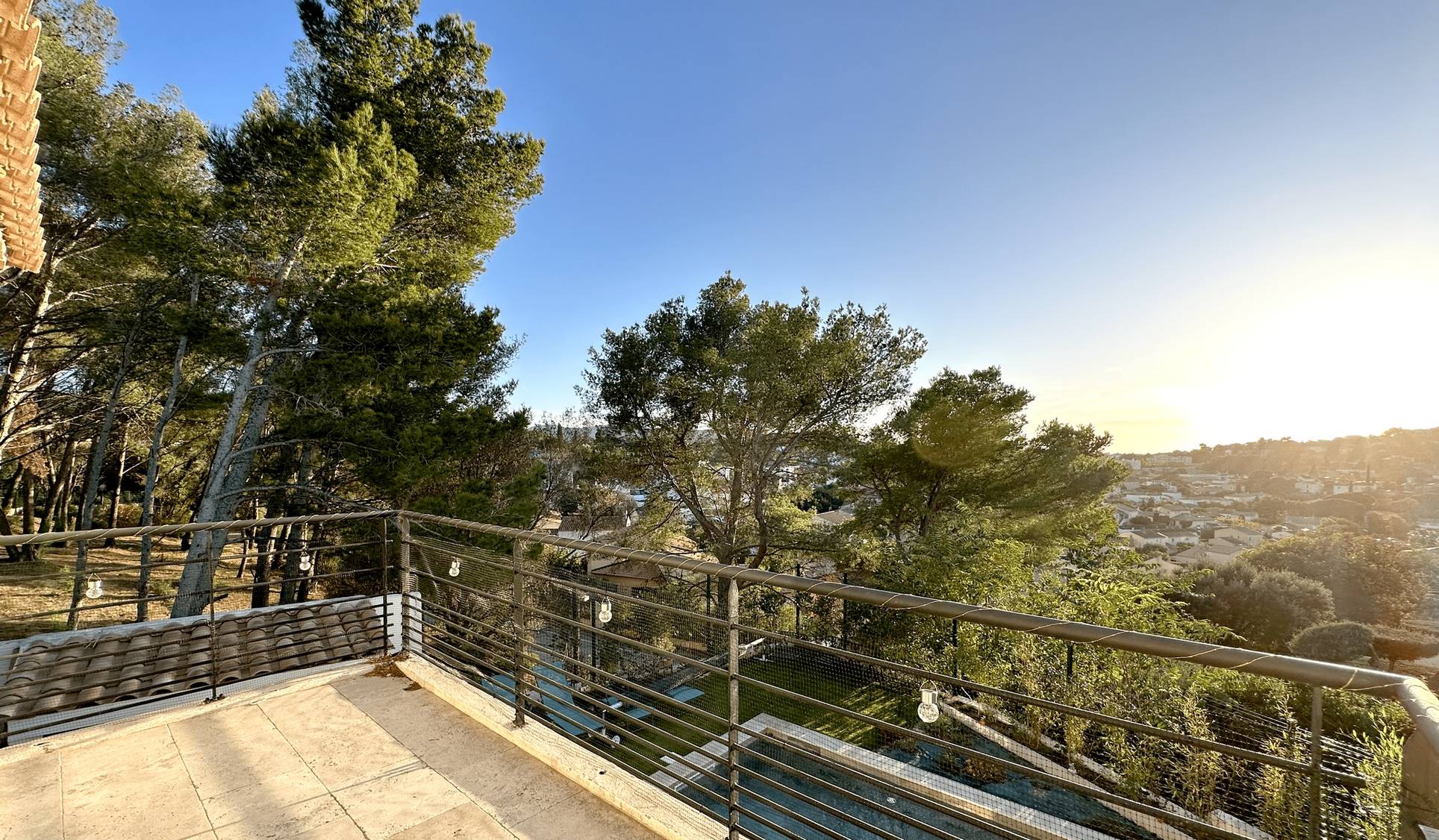 Cette propriété contemporaine est en affiche dans notre agence immobilière