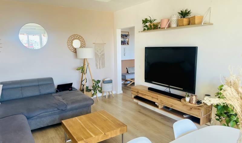 Appartement 3 pièces rénové avec balcon, cave en sous-sol et place de parking à vendre par notre agence immobilière dans le quartier du Peyron