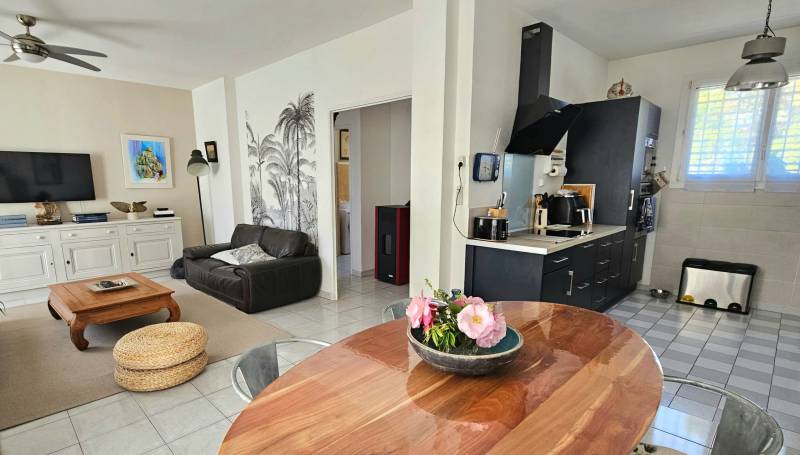 MAISON INDÉPENDANTE DIVISÉE EN DEUX APPARTEMENTS AVEC PISCINE ET GARAGE À VENDRE QUARTIER PAS DU LOUP À LA SEYNE-SUR-MER