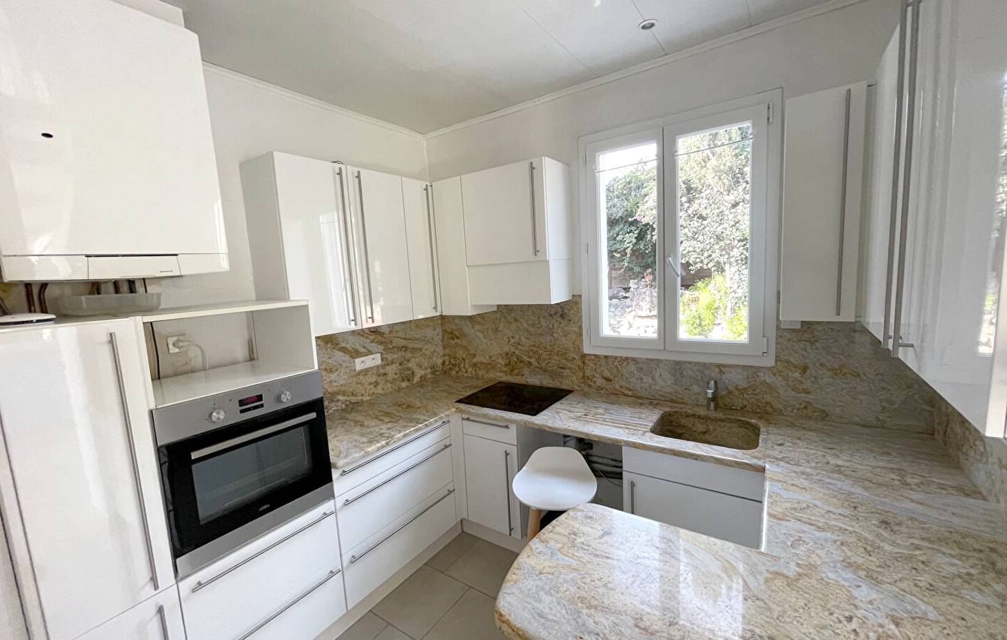 Ce bien vous a été présenté par les agences Papazian La Seyne