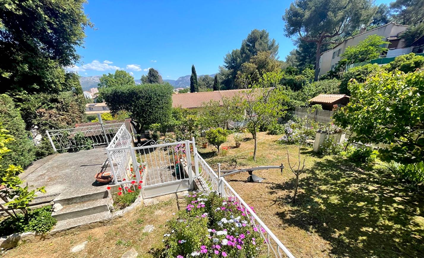 Maison de village avec jardin à vendre à proximité de Chateaubanne