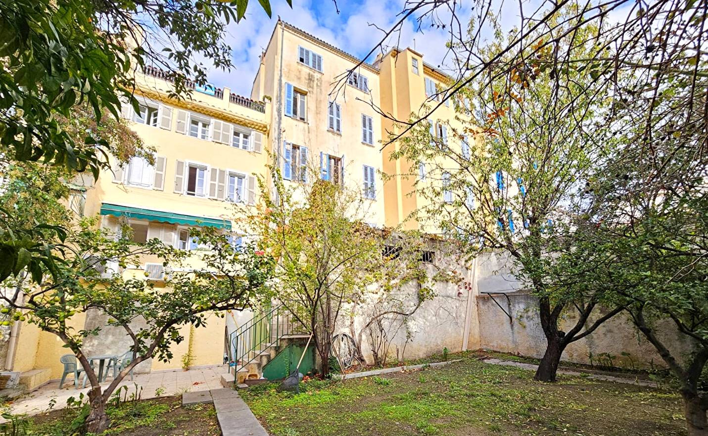 Appartement avec jardin privatif à vendre sur le Quai Gabriel Péri à La Seyne