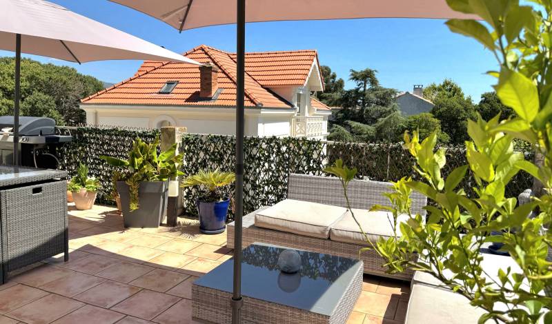 Appartement 2 pièces avec grande terrasse à vendre par notre agence immobilière dans le quartier des Sablettes, juste derrière la plage