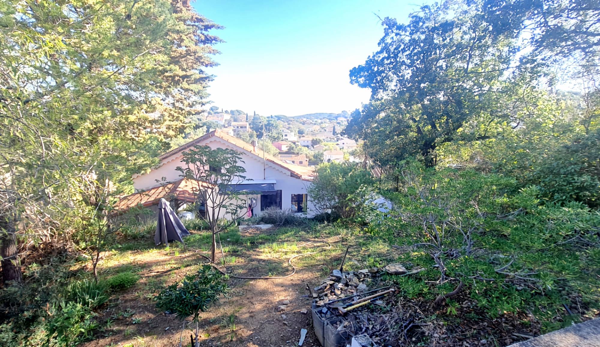 Maison sur un jardin en restanque à vendre par notre agence immobilière